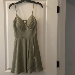 Green and whitel dress size M